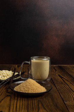 Tahta masadaki lezzetli kakao.