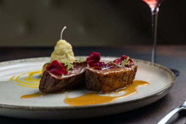 Lezzetli et yemekleri kapanıyor.