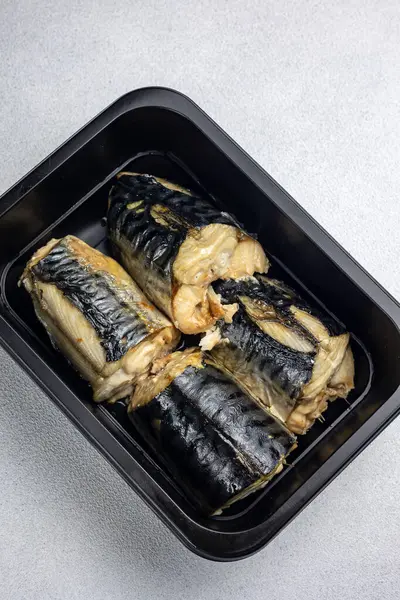 黑匣子里的美味鱼 — 图库照片