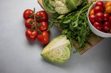 Arka planda taze çiftlik sebzeleri. Kapat.