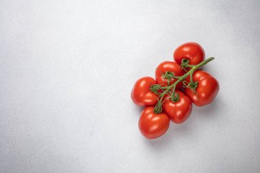 Arka planda kırmızı domatesler. Kapat.