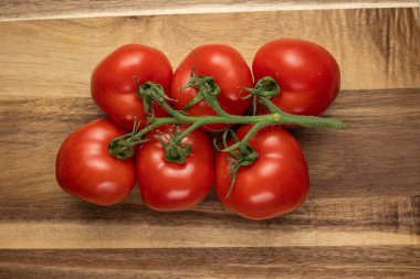 Arka planda kırmızı domatesler. Kapat.