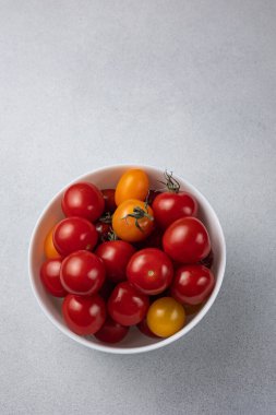 Arka planda kırmızı domatesler. Kapat.