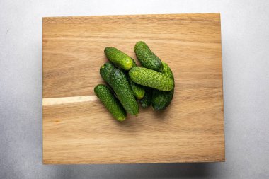 Arka planda taze çiftlik salatalıkları. Kapat.