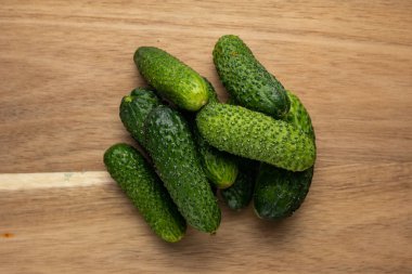 Arka planda taze çiftlik salatalıkları. Kapat.