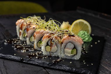 Lezzetli Japon dürümleri bir restorandan. Yakın plan.