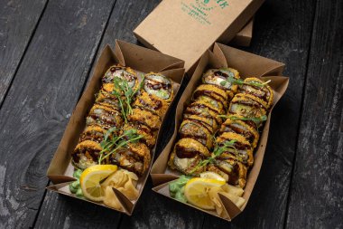 Lezzetli Japon dürümleri bir restorandan. Yakın plan.