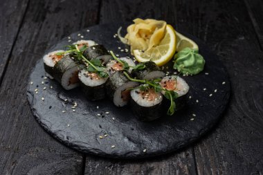 Lezzetli Japon dürümleri bir restorandan. Yakın plan.