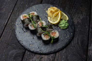 Lezzetli Japon dürümleri bir restorandan. Yakın plan.