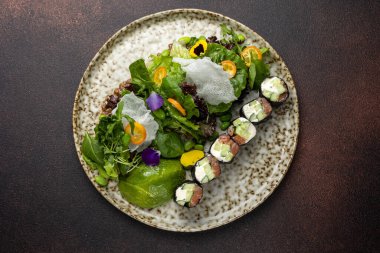 Lezzetli Japon dürümleri bir restorandan. Yakın plan.