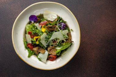 Lokantadan lezzetli bir salata. Yakın plan.