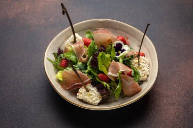 Lokantadan lezzetli bir salata. Yakın plan.