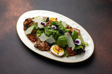 Lokantadan lezzetli bir salata. Yakın plan.