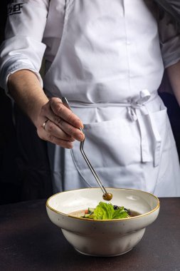 Lokantadan lezzetli bir salata. Yakın plan.