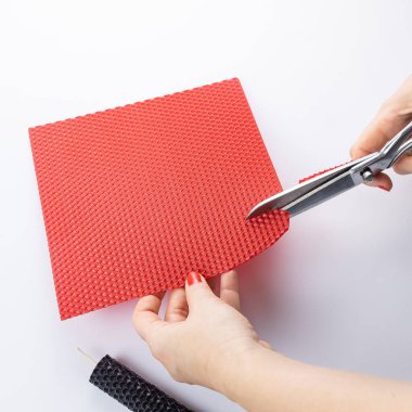 Arka planda el yapımı mumlar. Kapat.