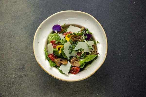 Ein Köstlicher Salat Aus Einem Restaurant Nahaufnahme — Stockfoto