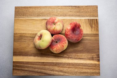 Lezzetli, kırmızı, çiftlikten şeftali. Kapat.