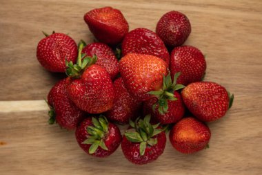 Çiftlikten lezzetli, kırmızı, eko-çilekler. Kapat.