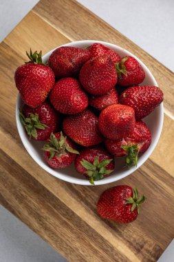 Çiftlikten lezzetli, kırmızı, eko-çilekler. Kapat.