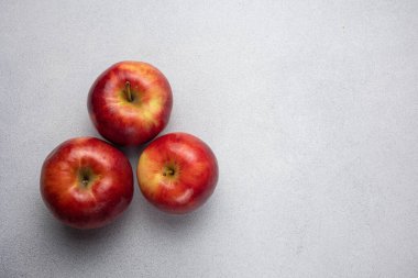 Çiftlikten lezzetli elmalar. Kapat.