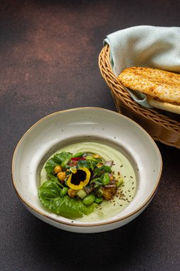 Çok lezzetli, humus bir restoranda hazırlandı. Yakın plan.