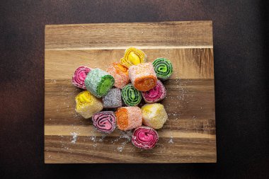 Dükkandan lezzetli şekerler. Kapat.