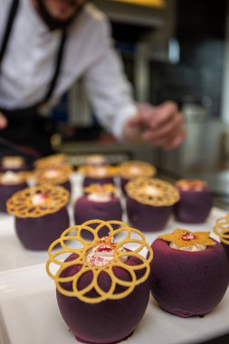 Şekerleme dükkanından lezzetli tatlılar. Kapat.