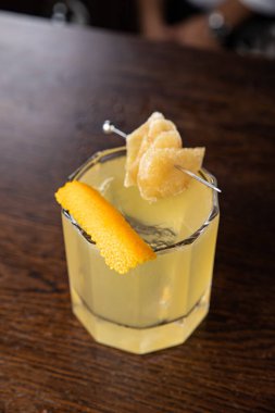 Lezzetli bir alkollü kokteyl Kapat.