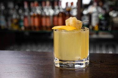 Lezzetli bir alkollü kokteyl Kapat.