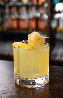 Lezzetli bir alkollü kokteyl Kapat.