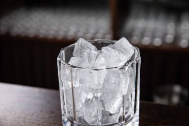 Lezzetli bir alkollü kokteyl Kapat.