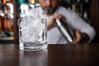 Lezzetli bir alkollü kokteyl Kapat.