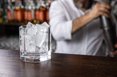 Lezzetli bir alkollü kokteyl Kapat.
