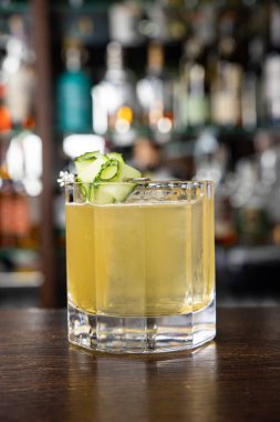 Lezzetli bir alkollü kokteyl Kapat.