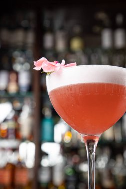 Lezzetli bir alkollü kokteyl Kapat.
