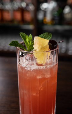 Lezzetli bir alkollü kokteyl Kapat.