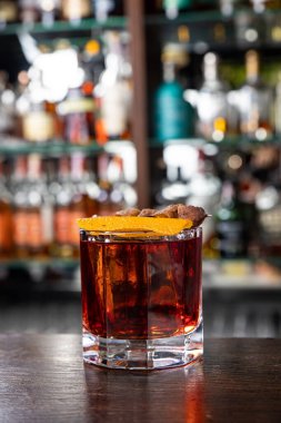 Lezzetli bir alkollü kokteyl Kapat.