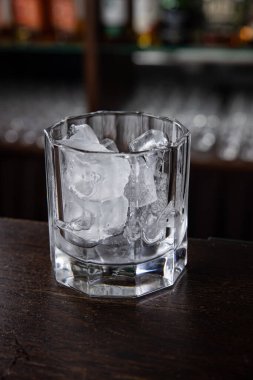 Lezzetli bir alkollü kokteyl Kapat.