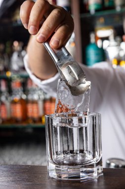 Lezzetli bir alkollü kokteyl Kapat.