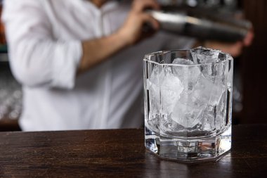 Lezzetli bir alkollü kokteyl Kapat.