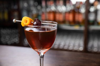 Lezzetli bir alkollü kokteyl Kapat.