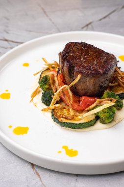 Lokantadan lezzetli bir et yemeği. Kapat.