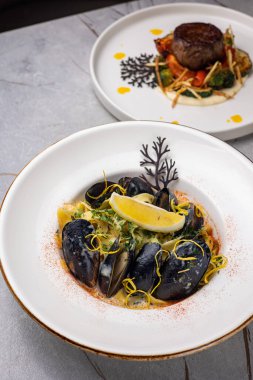 Lokantadan lezzetli bir deniz ürünleri yemeği. Kapat.