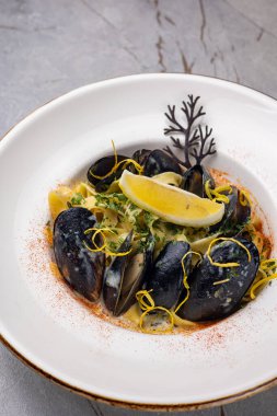 Lokantadan lezzetli bir deniz ürünleri yemeği. Kapat.