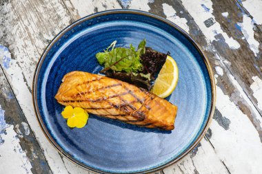 Lokantadan lezzetli bir balık yemeği. Kapat.