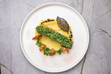 Lokantadan lezzetli bir balık yemeği. Kapat.