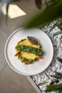 Lokantadan lezzetli bir balık yemeği. Kapat.