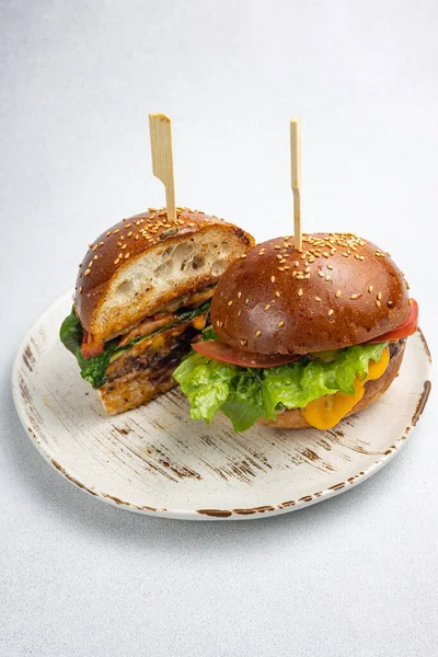 Een Heerlijke Hamburger Uit Een Restaurant Sluiten — Stockfoto
