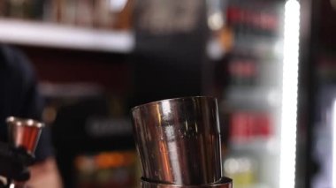 Bir kız barda içki hazırlıyor.