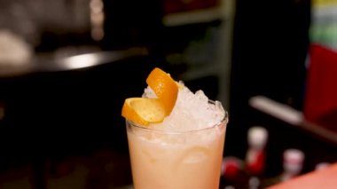 Bir kız barda içki hazırlıyor.